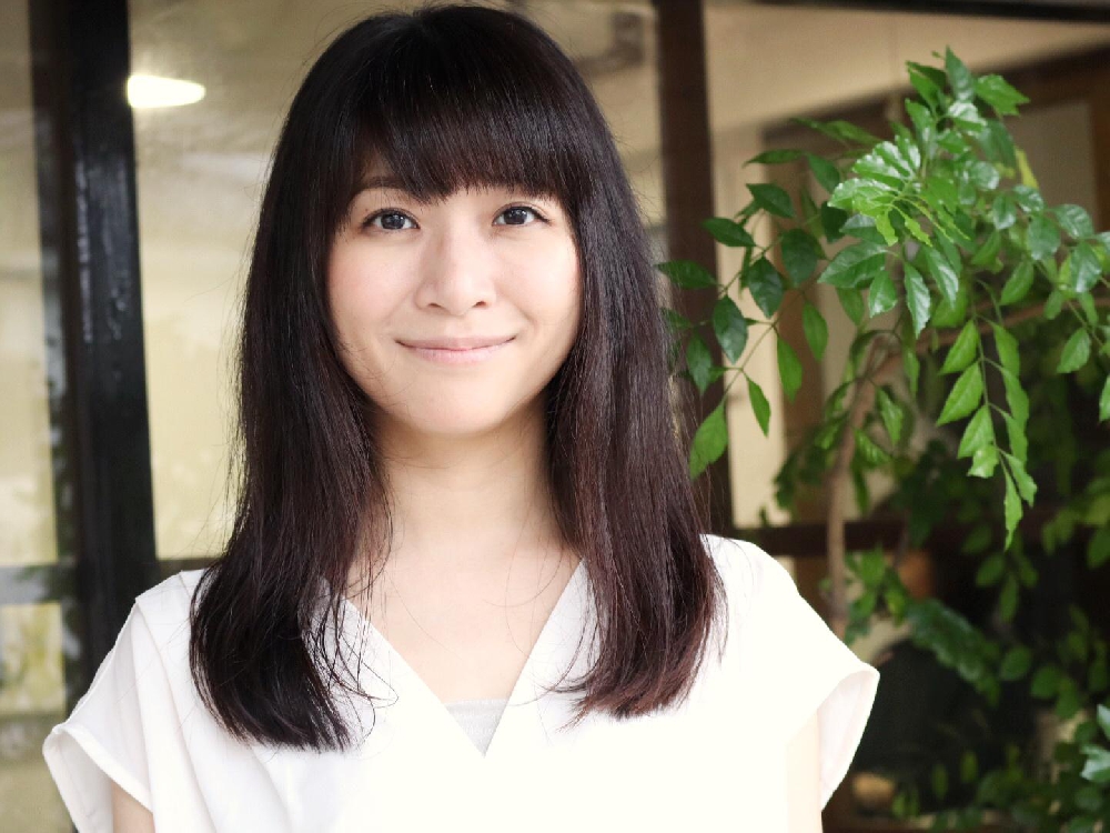 サイドの髪を耳にかけると。。。？