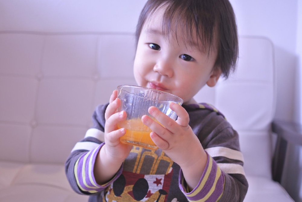 休日の赤ちゃん つぶつぶみかんを飲むの巻