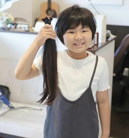 小学4年生のヘアドネーションお二人とヘアドネーション10周年記念本♪